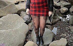 Alice novak, teen lady in a plaid skirt masturbates pussy to public outdoors near the sea ｜ real female orgasm