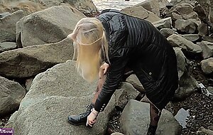 Alice novak, teen lady in a plaid skirt masturbates pussy to public outdoors near the sea ｜ real female orgasm