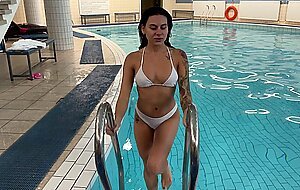 Enni roud, seduced a sweet hotel guest in the pool and took to fuck in the room