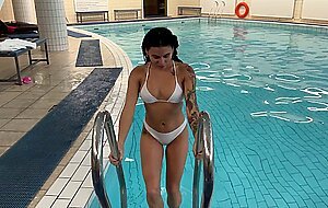 Enni roud, seduced a sweet hotel guest in the pool and took to fuck in the room