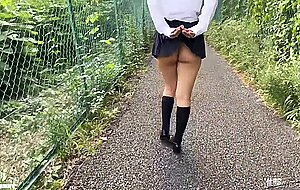 21-year-old’s face fully exposed and super thick shaved pussy ② crab crotch standing up in outdoor exposure