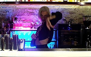 Owl crystal, sexet bartender suger den sidste gæsts pik på toilettet